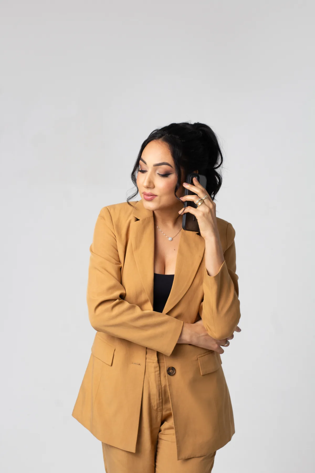 Dra. Sara Dantas atendendo pelo telefone